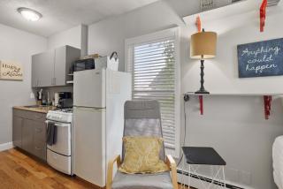 City Chic 2nd flr Studio w Enclosed Private Porch - 8