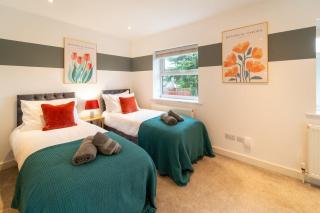 Charming 4 Bedroom -Relocation-Leisure-Free WiFi- Sleeps 8 - 8