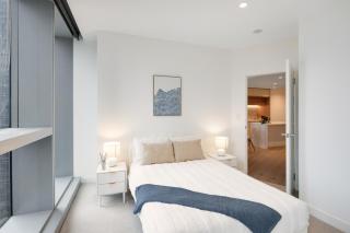 CBD Elegant 2BR Apt with Pool, Gym & City Views - 5