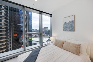 CBD Elegant 2BR Apt with Pool, Gym & City Views - 1