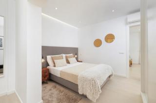 Top-Floor 2BR, Sea and city Views & Jacuzzi - 3