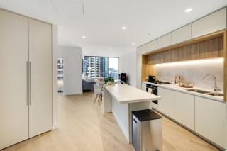 CBD Elegant 2BR Apt with Pool, Gym & City Views - 2
