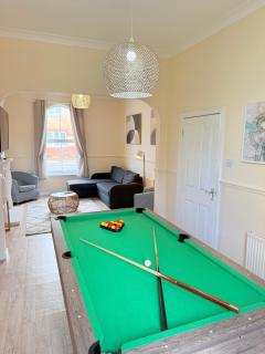 Modern 4 bedroom property 8 beds wifi smart tv games room pool table - 0