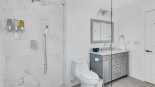 Modern Lake House Getaway with a View for Relaxing with Family, Couples, & Friends - 8