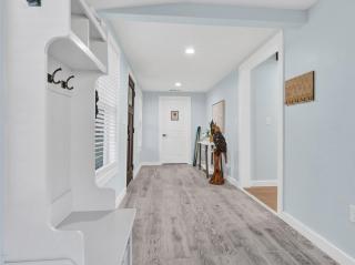 Modern Lake House Getaway with a View for Relaxing with Family, Couples, & Friends - 5