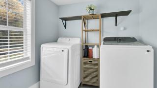 Modern Lake House Getaway with a View for Relaxing with Family, Couples, & Friends - 4