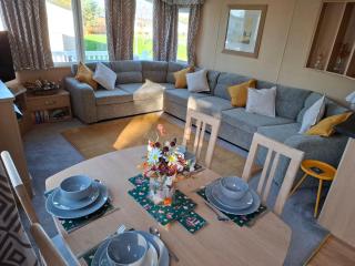 Caravan with hot tub at Tattershall lakes - 5