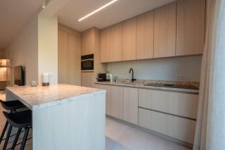 Luxurious Modern Escape near Beach & Shopping - 9