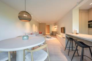 Luxurious Modern Escape near Beach & Shopping - 8