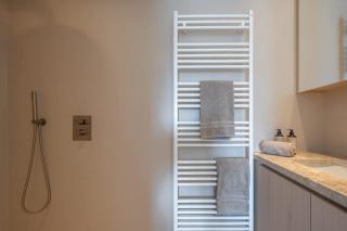 Luxurious Modern Escape near Beach & Shopping - 7