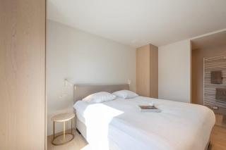 Luxurious Modern Escape near Beach & Shopping - 5