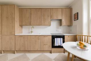 Stylish West Kensington Duplex with Modern Comforts - 9