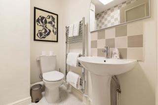 Stylish West Kensington Duplex with Modern Comforts - 2