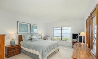 Oceanview Two Bedroom Condo with Beach Access - 8