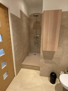 Peaceful City Centre Apartment - 4