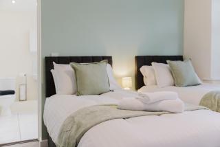 NEW! Large 5BR 3BA Home Leamington Spa Driveway Parking WI-FI - 1