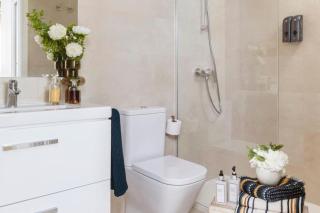 3 Bed Apartment Sleeps 6 - Balcony - Free Parking - 2