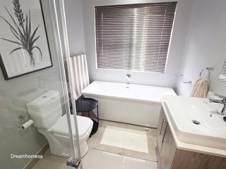 Ultra modern 3 bedroom garden apartment - 4