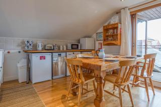 Crow's Nest - Secluded apartment with Sea Views, Crabpot Cottages, Hunstanton - 4