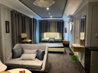 Cozy Apartment with a King Bed - 0