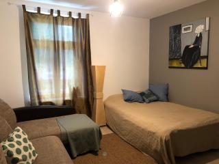 Cozy 1-bedroom apartment with free parking - 3
