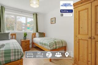 Cozy Three-Bedroom Property at Grantham Road By Azzurri Properties Short Lets & Serviced Accommodation with Free Parking Spaces - 0
