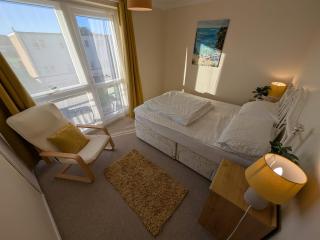 124, Three bed two storey chalet on Bermuda holiday park, Hemsby - Sleeps 7, bed linen and towels included with onsite entertainment and further entertainment close by - includes balcony - 1