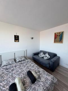 Sunny 2Bedroom Apartment - 2