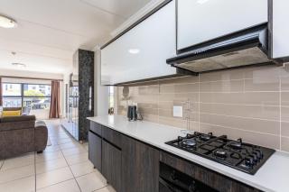 Modern 2BR Pool Gym BBQ Balcony by CTHA - 7