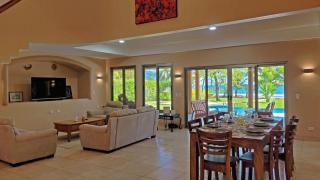 Beachfront Villa With Endless Ocean Views - 3