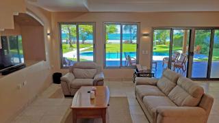 Beachfront Villa With Endless Ocean Views - 8