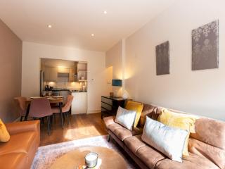 Pass the Keys Stylish 2BR Flat Near Barons Court-2Mins to Tube - 9