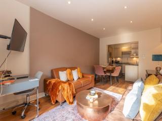 Pass the Keys Stylish 2BR Flat Near Barons Court-2Mins to Tube - 4