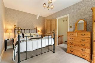 Pendre Farmhouse Llwyndafydd - 1