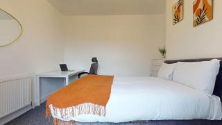 2-Bed Home at City Centre Access with Free Parking - 8