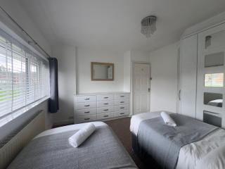 Spacious Luxurious Serviced Accommodation 1 - 7