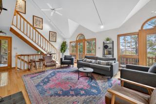 Huge 5 Bedroom Modern Cabin wHot Tub, Deck, WiFi - Berkeley Springs - 0