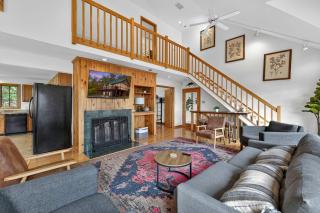 Huge 5 Bedroom Modern Cabin wHot Tub, Deck, WiFi - Berkeley Springs - 2