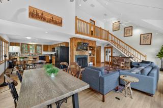 Huge 5 Bedroom Modern Cabin wHot Tub, Deck, WiFi - Berkeley Springs - 1