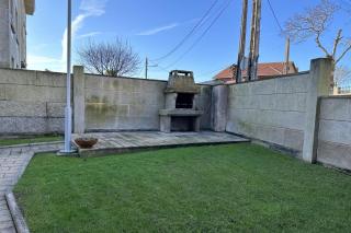 2 Bed Apt Sleeps 4 - Two TVs - Free Parking - 5