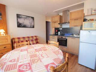 Appartement cosy 2 pièces pour 4 pers, proche centre et pistes, avec balcon, parking et équipements inclus - FR-1-572-236 - 0