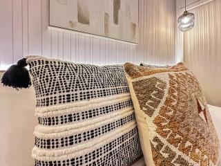 Gilmore Sky Haven, Cozy Condo with Balcony & Laundry Near SkyTrain - 9