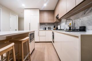 Gilmore Sky Haven, Cozy Condo with Balcony & Laundry Near SkyTrain - 8