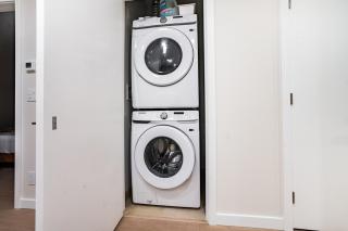 Gilmore Sky Haven, Cozy Condo with Balcony & Laundry Near SkyTrain - 7