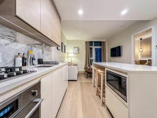 Gilmore Sky Haven, Cozy Condo with Balcony & Laundry Near SkyTrain - 6