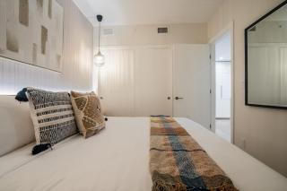 Gilmore Sky Haven, Cozy Condo with Balcony & Laundry Near SkyTrain - 5