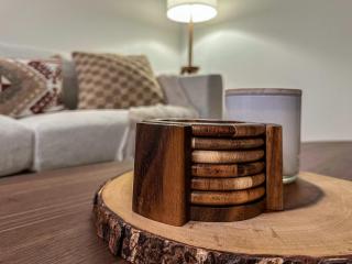 Gilmore Sky Haven, Cozy Condo with Balcony & Laundry Near SkyTrain - 2