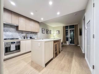 Gilmore Sky Haven, Cozy Condo with Balcony & Laundry Near SkyTrain - 1