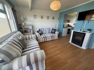 46 Hectors, Sunbeach, Scratby - Two bed chalet, sleeps 4, pet friendly, free Wi-Fi, free entry to onsite clubhouse and bed linen and towels included - 3