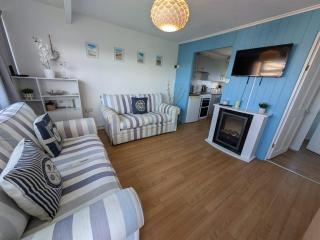 46 Hectors, Sunbeach, Scratby - Two bed chalet, sleeps 4, pet friendly, free Wi-Fi, free entry to onsite clubhouse and bed linen and towels included - 0